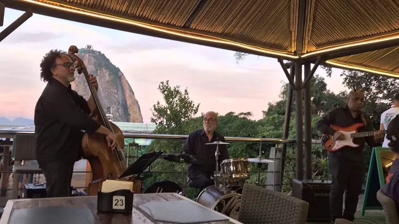Entardecer no terraço da Embaixada Carioca — Morro da Urca, Rio de Janeiro