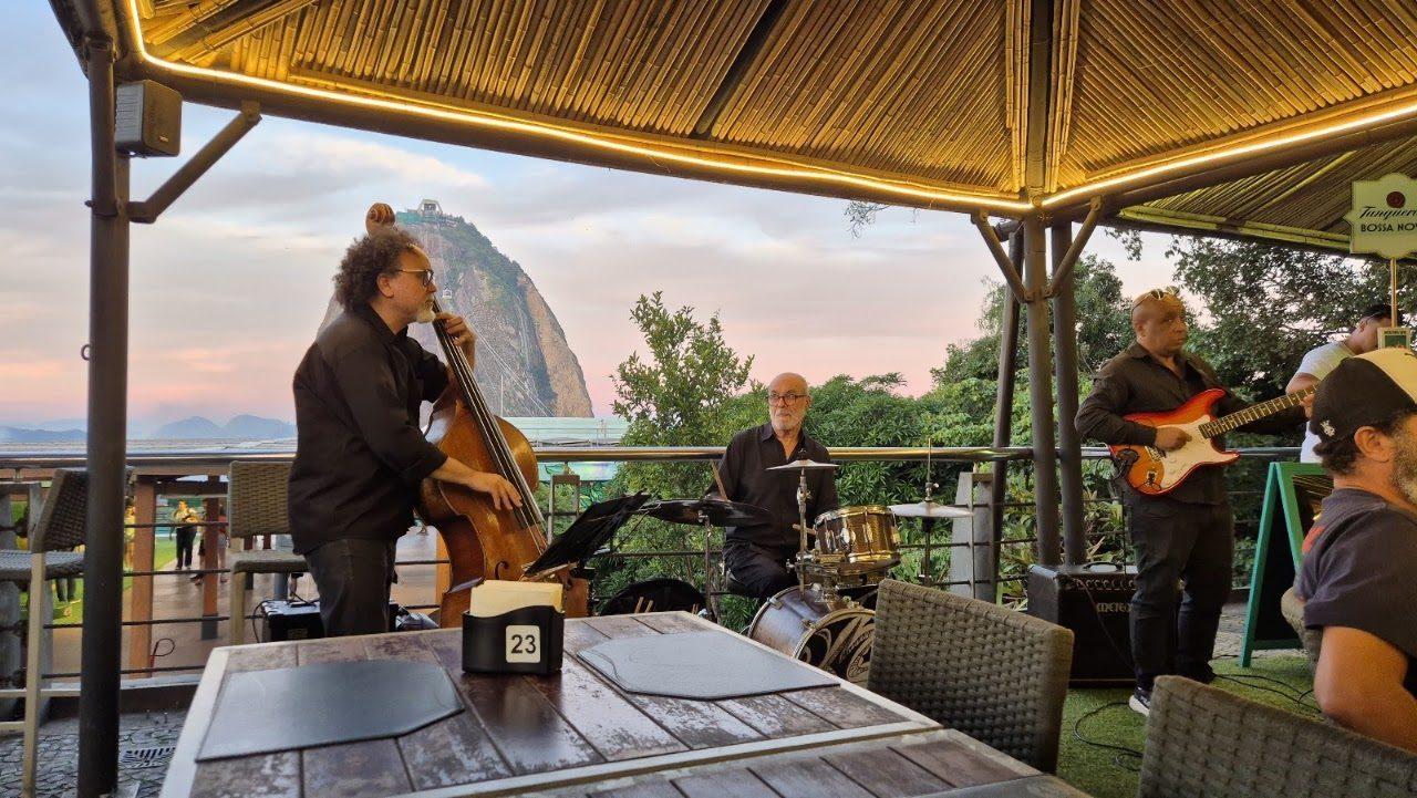 Terraço com música ao entardecer e o Pão de Açúcar ao fundo