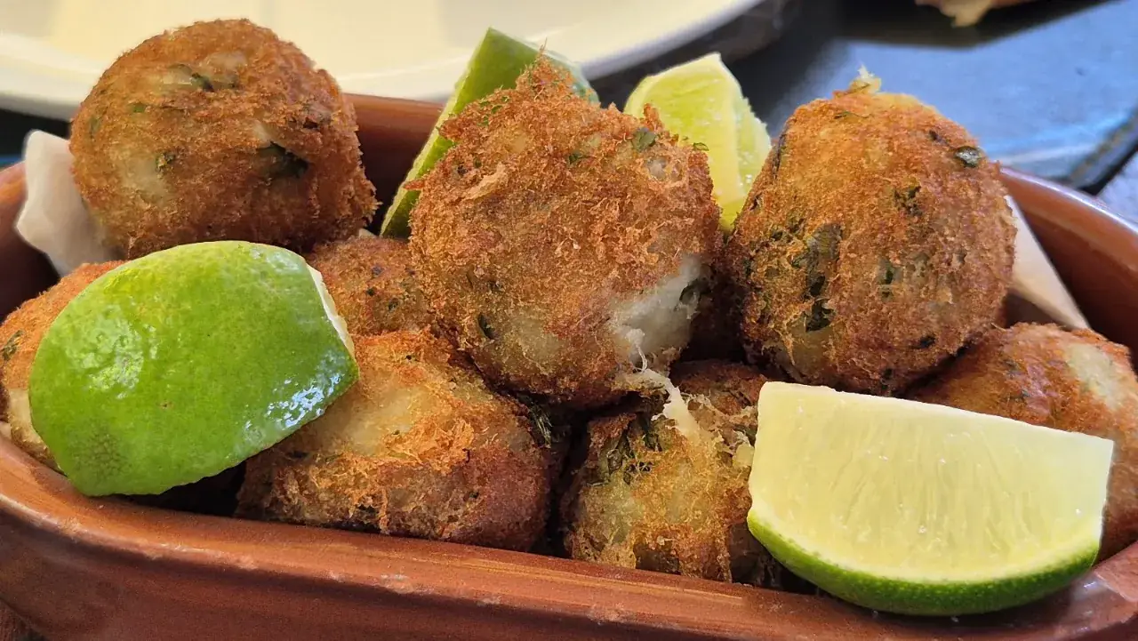 Bolinho de bacalhau crocante — petisco carioca favorito dos turistas na Embaixada Carioca, Morro da Urca