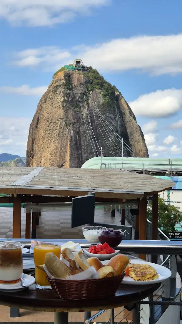 Café da manhã com o Pão de Açúcar em primeiro plano — Embaixada Carioca, Morro da Urca, Rio de Janeiro