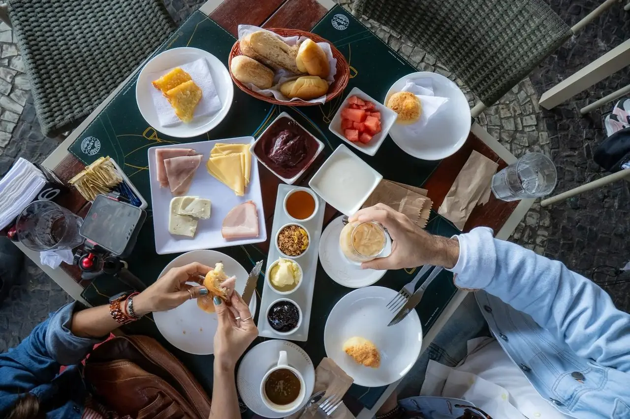 Casal desfrutando o café da manhã na Embaixada Carioca — vista de cima da mesa
