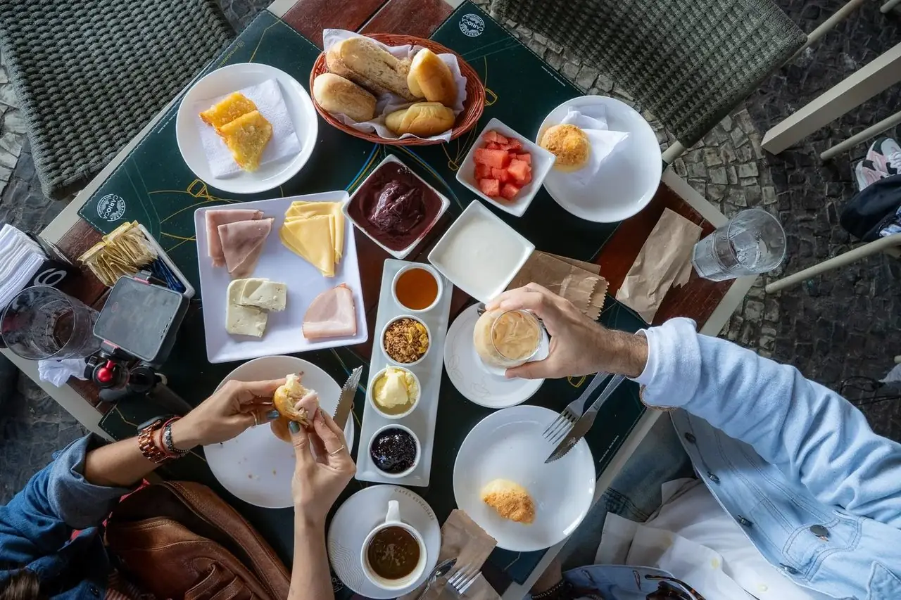 Vista aérea da mesa de café da manhã na Embaixada Carioca — spread completo