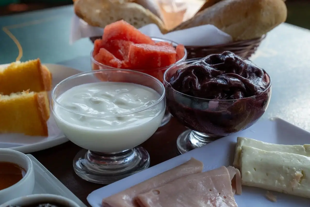 Iogurte natural, açaí orgânico e melancia fresca no café da manhã da Embaixada Carioca