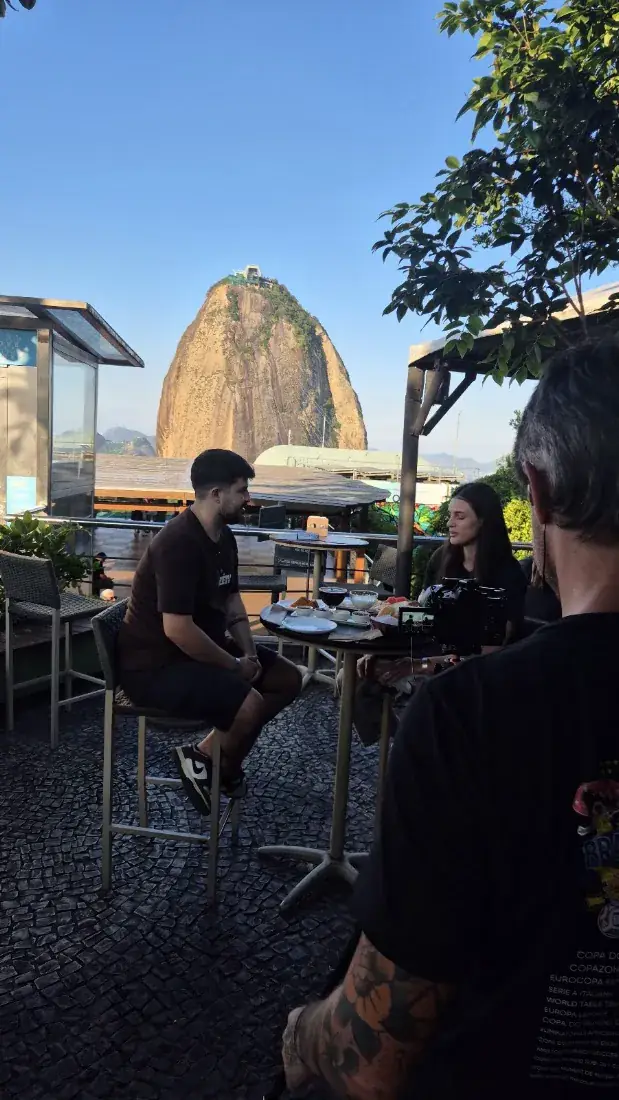 Casal aproveitando o entardecer no terraço da Embaixada Carioca com o Pão de Açúcar em destaque — Morro da Urca, Rio de Janeiro