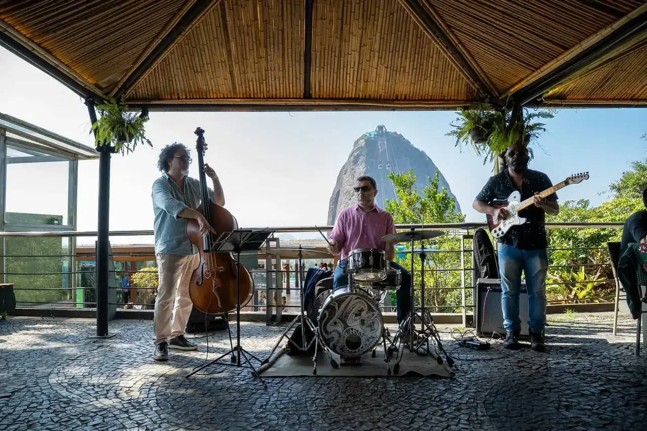 Casal em café da manhã romântico com vista para o Rio de Janeiro na Embaixada Carioca — programa especial para casais no Morro da Urca