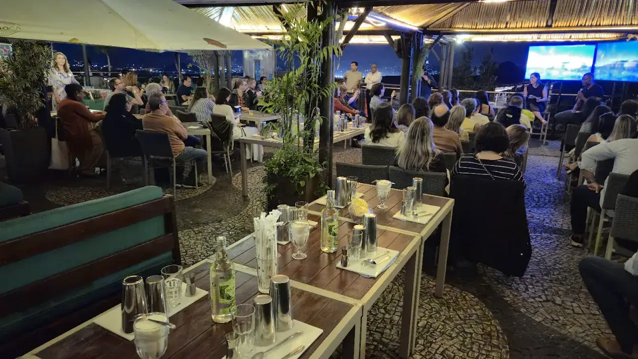 Evento corporativo noturno na Embaixada Carioca — espaço para eventos no Morro da Urca, Rio de Janeiro