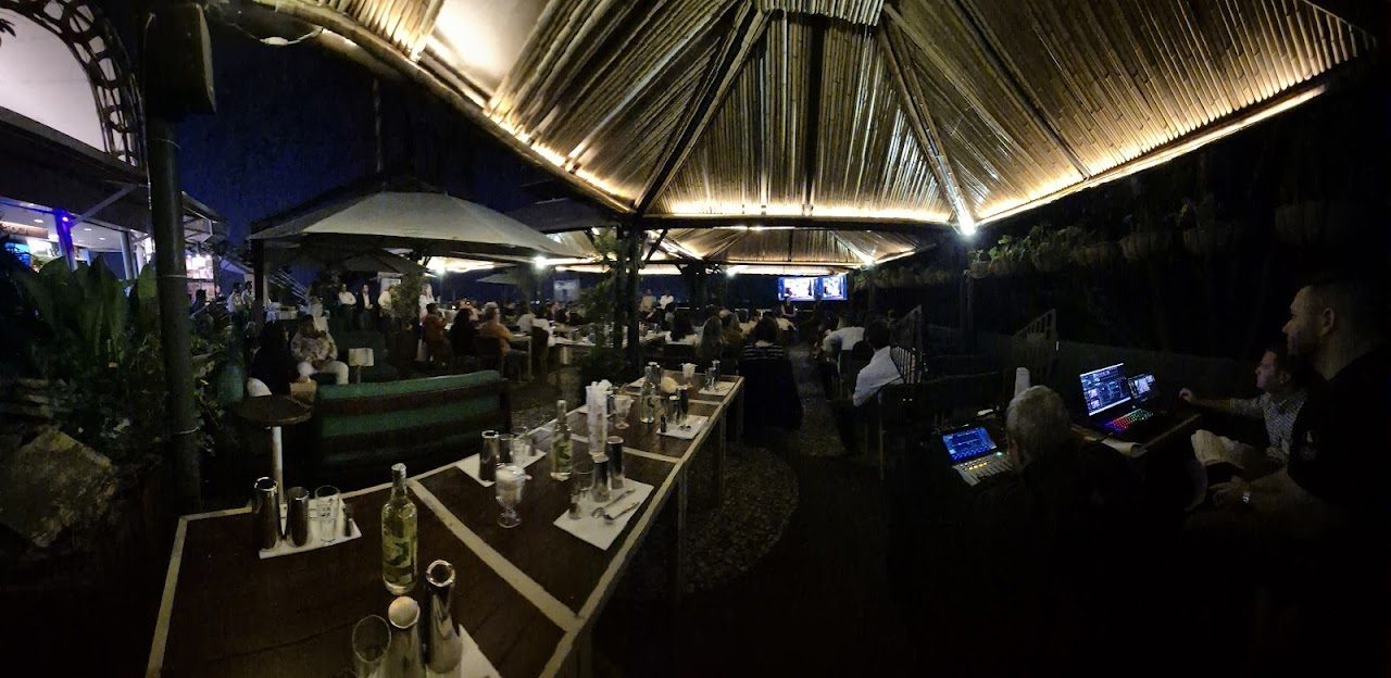 Mesa de som e iluminação em evento noturno