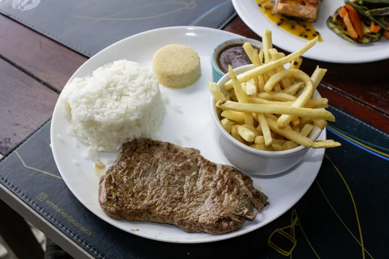 Carioquinha de filé mignon com arroz, feijão, farofa e batata frita