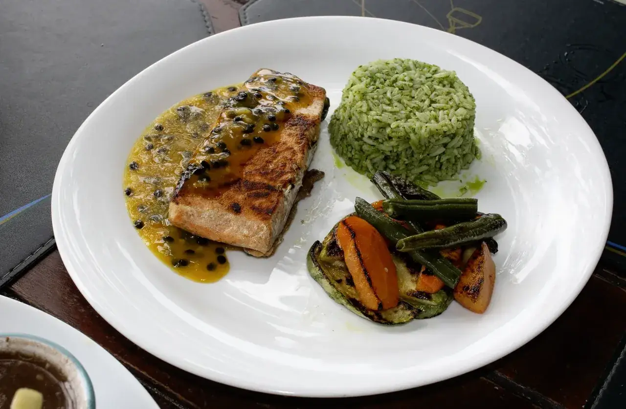 Salmão com molho de maracujá, arroz de brócolis e legumes grelhados