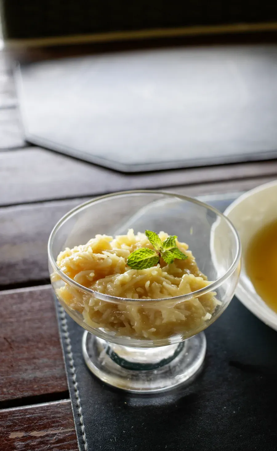 Cocada cremosa com leite de coco — sobremesa típica brasileira na Embaixada Carioca
