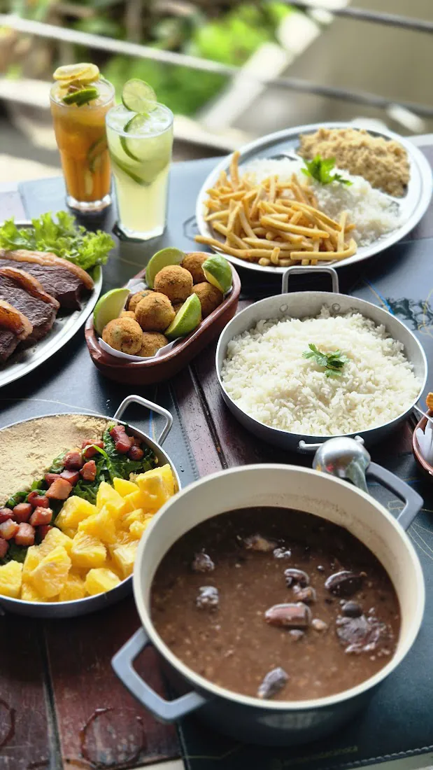 Feijoada premiada com acompanhamentos — Embaixada Carioca, Morro da Urca, Rio de Janeiro