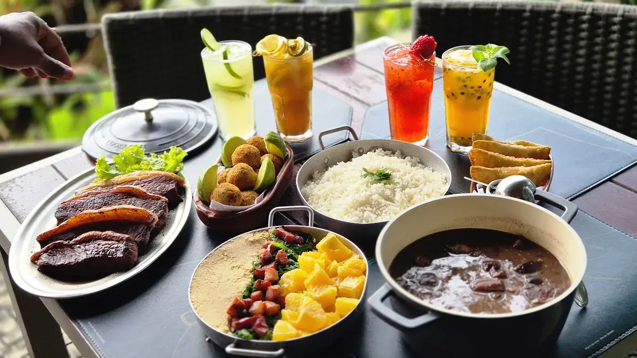 Feijoada completa com acompanhamentos servida na Embaixada Carioca