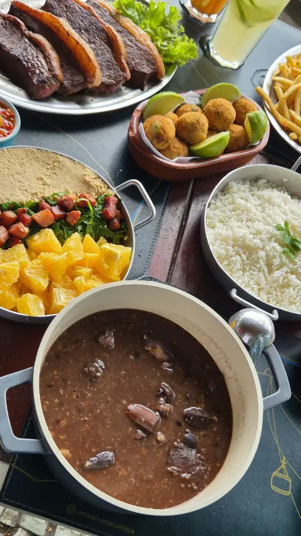 Feijoada na panela de barro