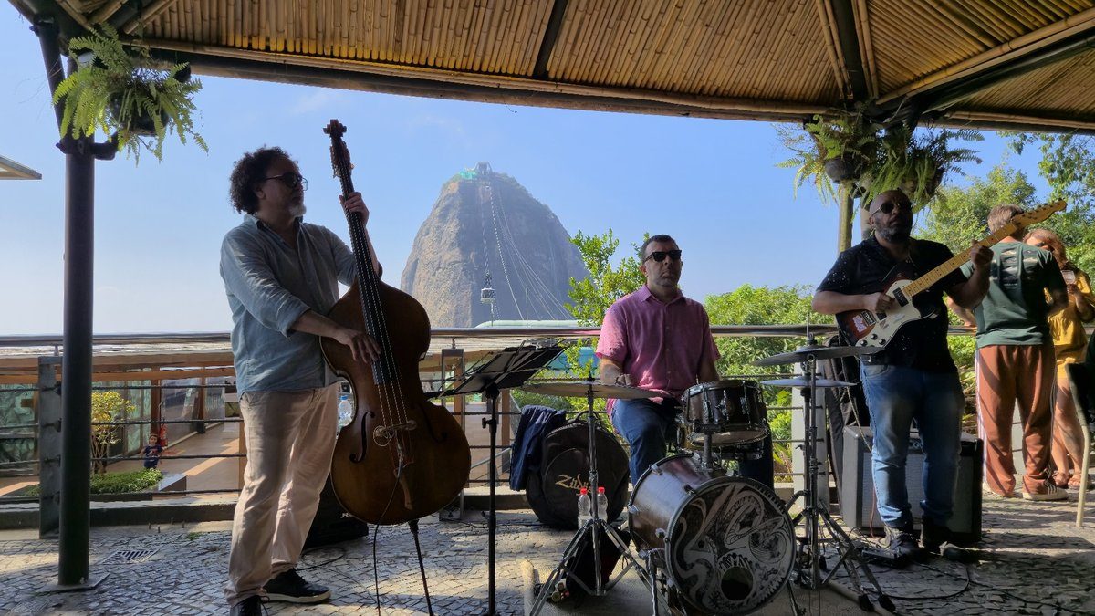 Banda ao vivo na Embaixada Carioca com Pão de Açúcar ao fundo
