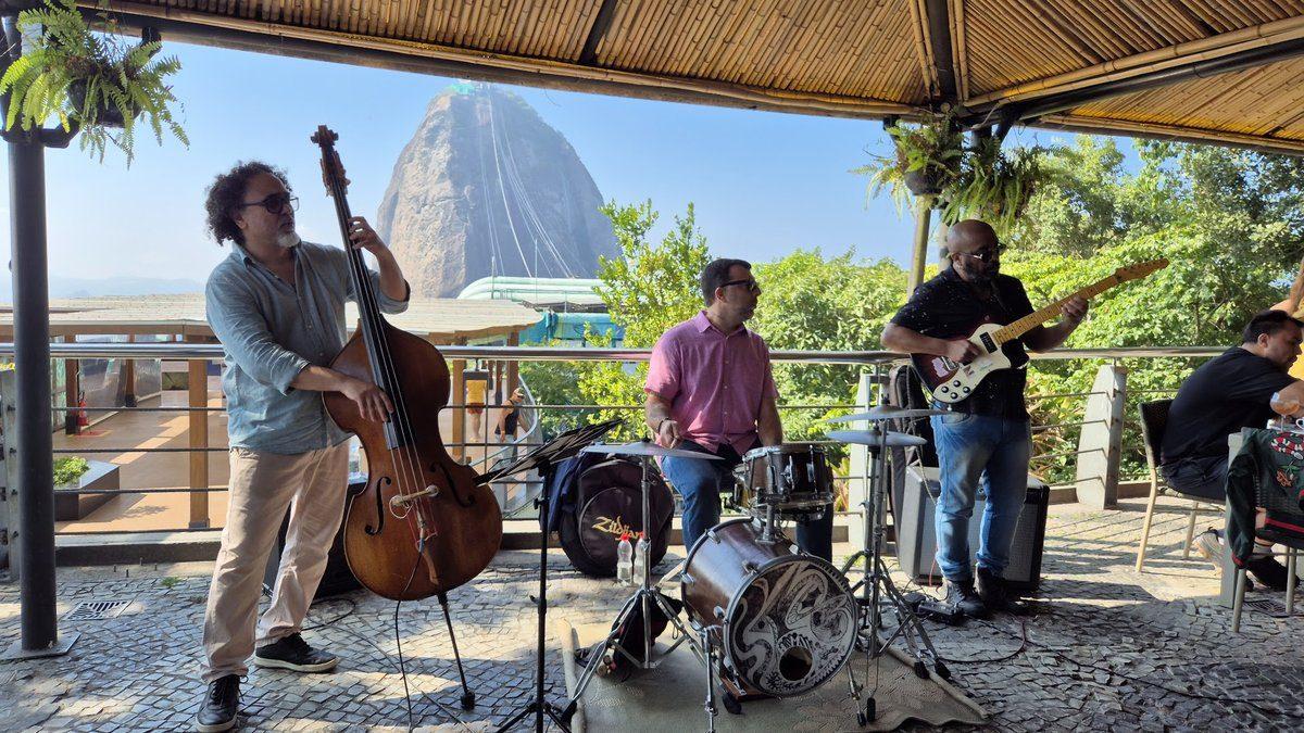 Show ao vivo na Embaixada Carioca no Morro da Urca