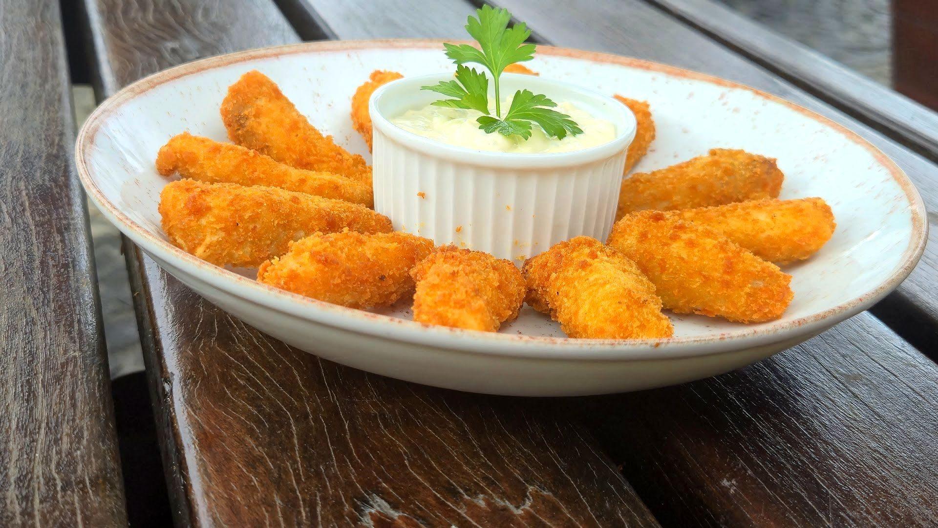 Bolinho de bacalhau crocante — petisco da Embaixada Carioca
