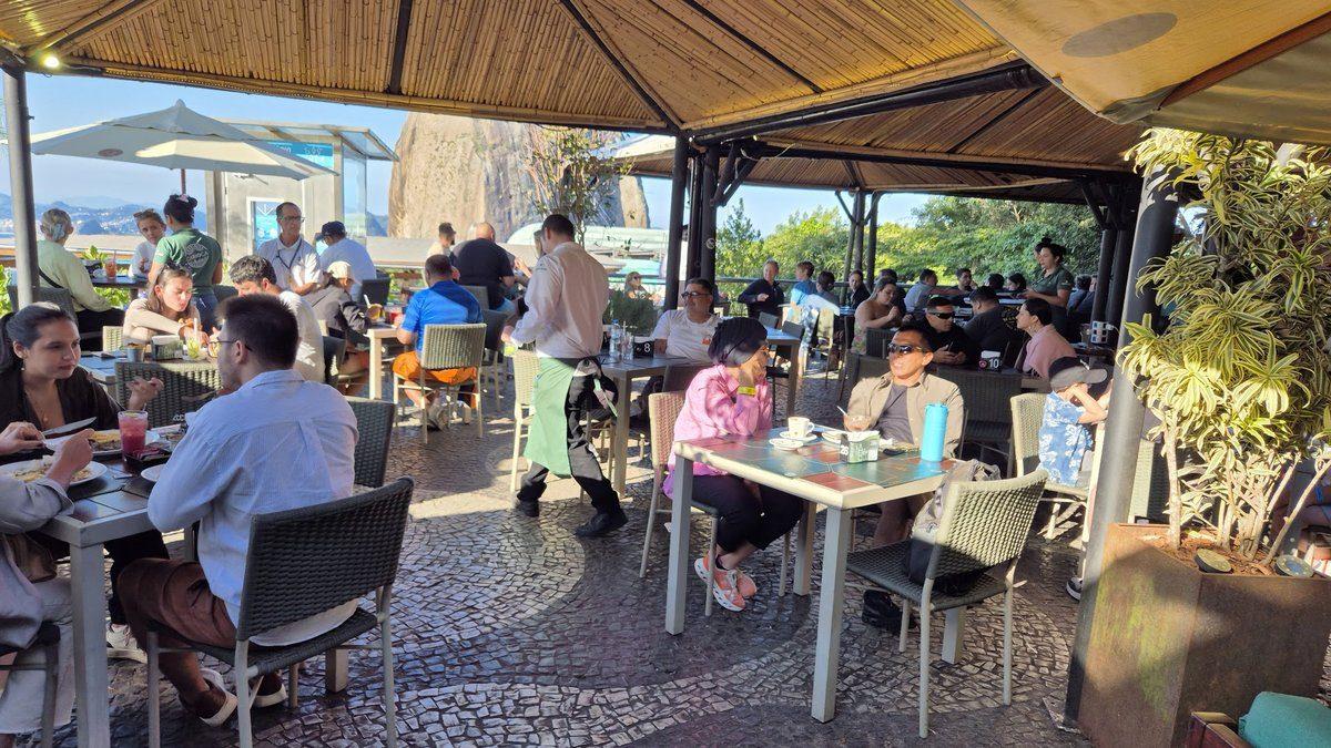 Salão da Embaixada Carioca com vista para o Pão de Açúcar ao entardecer