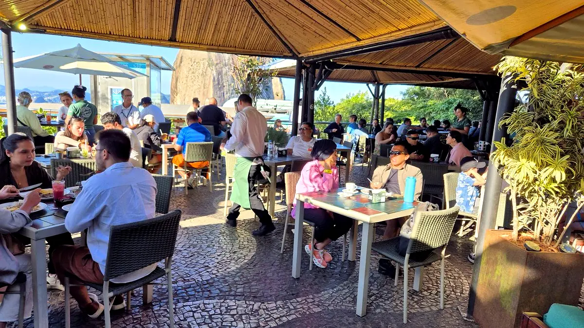 Pôr do sol panorâmico no terraço de eventos da Embaixada Carioca