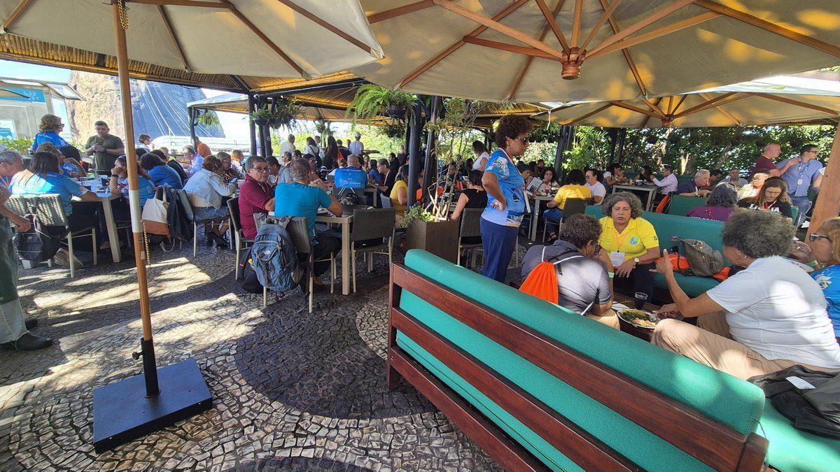 Restaurante Embaixada Carioca com Pão de Açúcar ao fundo