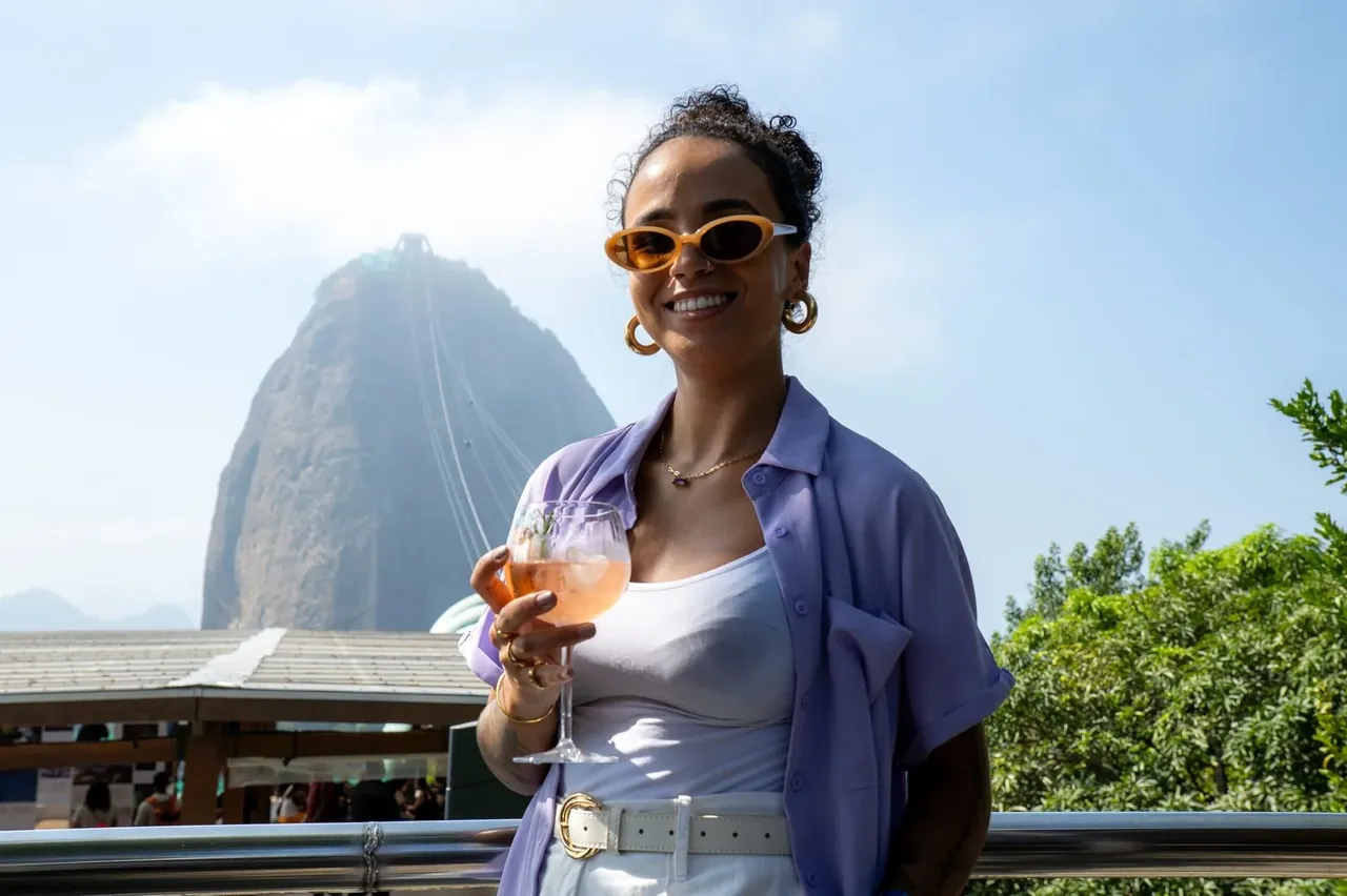 Grupo de amigos celebrando aniversário e comemorações no restaurante Morro da Urca