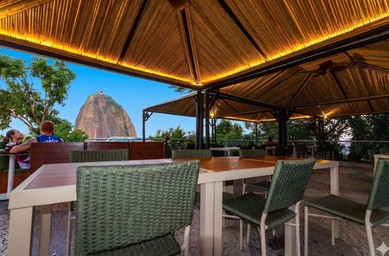 Entardecer no Morro da Urca com o Pão de Açúcar em primeiro plano — Embaixada Carioca