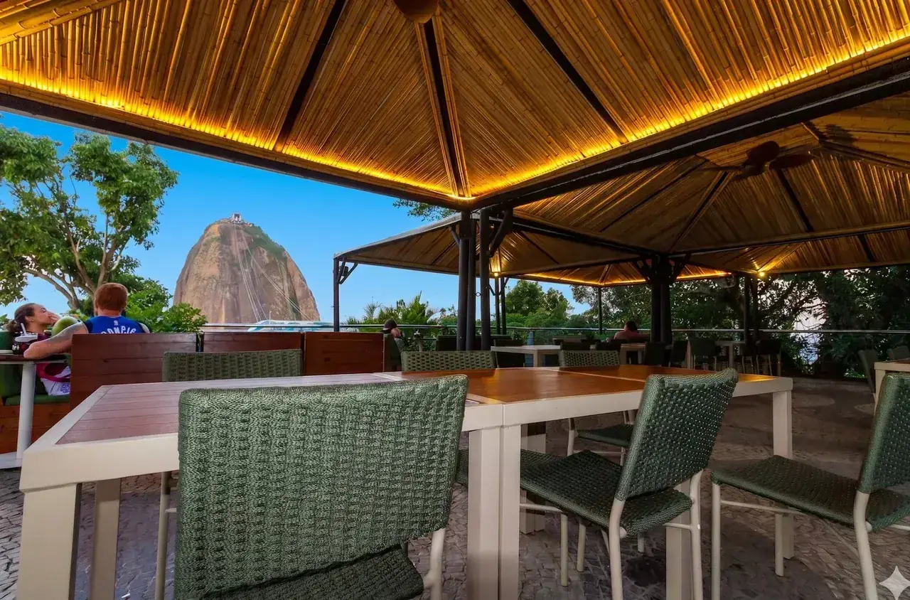 Vista do Pão de Açúcar a partir do salão da Embaixada Carioca, restaurante no Bondinho no Morro da Urca