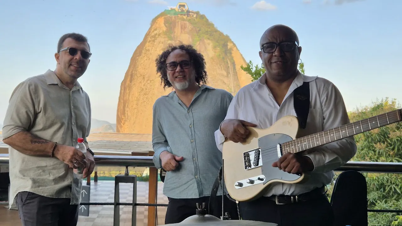 Entardecer na Embaixada Carioca com o Pão de Açúcar em destaque — Morro da Urca