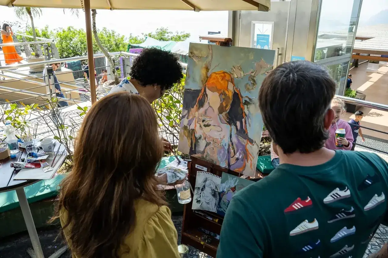 Música ao vivo e entretenimento cultural no restaurante bondinho Pão de Açúcar