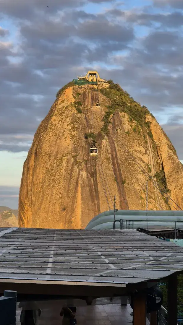 Bondinho chegando ao Pão de Açúcar ao entardecer