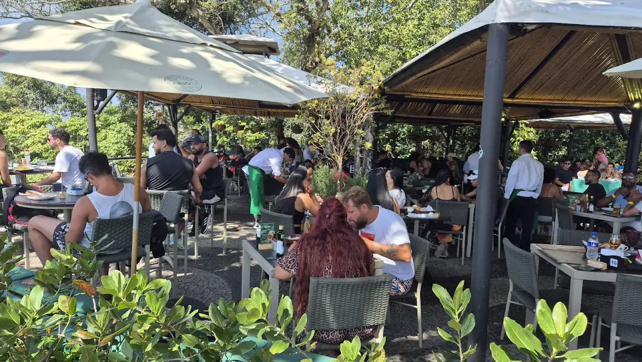 Terraço lotado em almoço de grupo na Embaixada Carioca