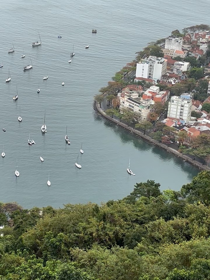 Comida brasileira, natureza e o clima leve do Morro da Urca: uma experiência tipicamente carioca.